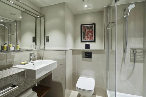 Deluxe Queen Room Near Gloucester Park LON 4 Luxury Bookings