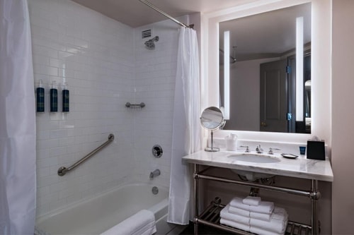 Queen Room Near Brenda and John Duncan YMCA HOU 2 Luxury Bookings