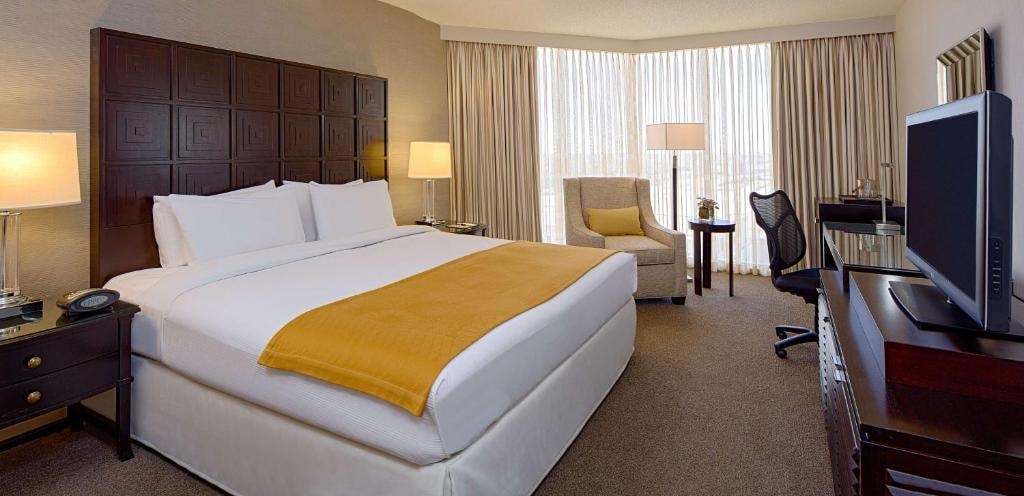 King Room Near Lakewood Church HOU Luxury Bookings