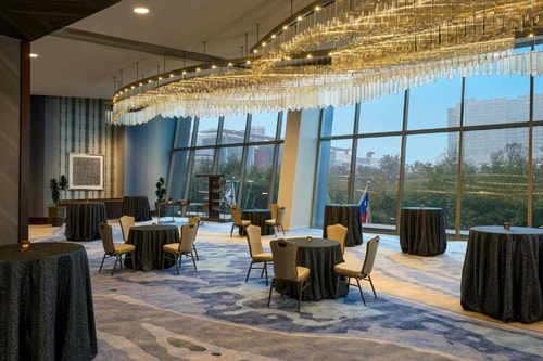 Guest Room Near Discovery Green Park HOU 19 Luxury Bookings