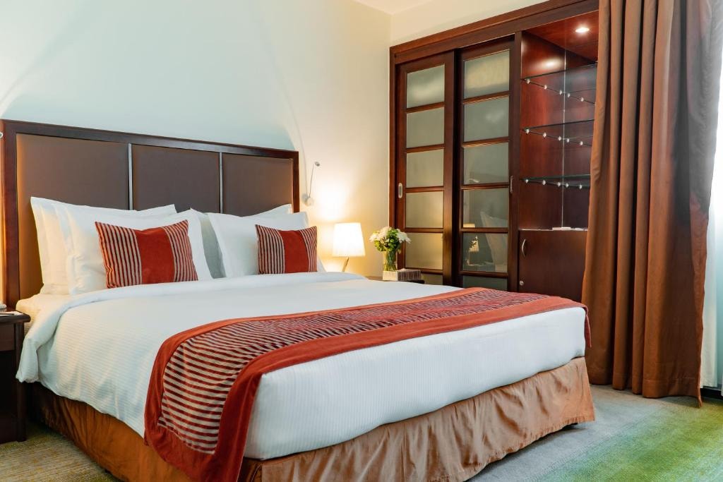 Deluxe Suite Room Near Capital Garden Pond Luxury Bookings
