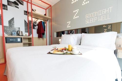 King Room Near Al Qiyadah Metro By Luxury Bookings 1 Luxury Bookings