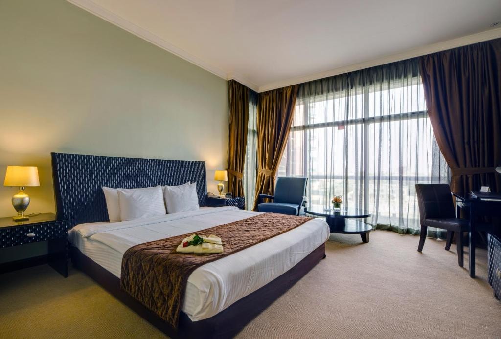 Deluxe King Suite Near Corniche Beach. Luxury Bookings