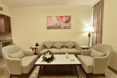 One Bedroom Suite Near In Field Super Market 4 Luxury Bookings