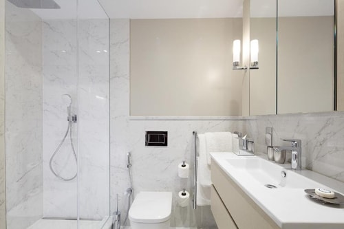Superior 3 Bedroom Apartment Near Gloucester LON 10 Luxury Bookings