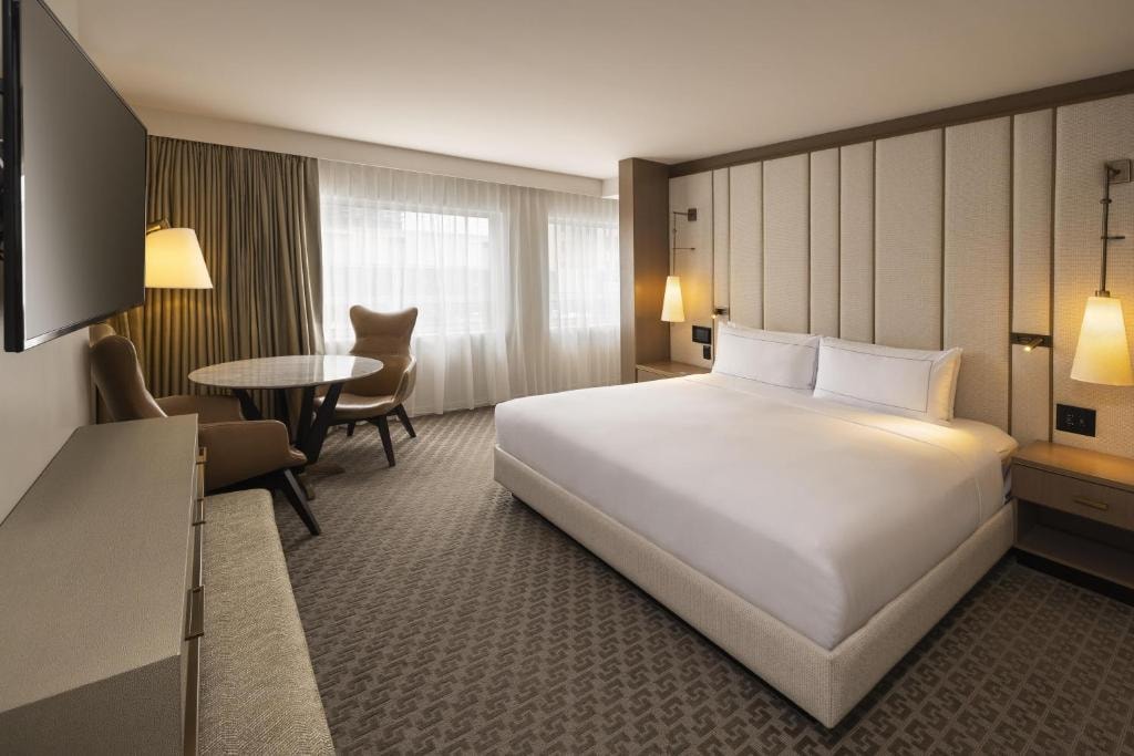 Deluxe King Room Near Main Street Garden Park DAL Luxury Bookings