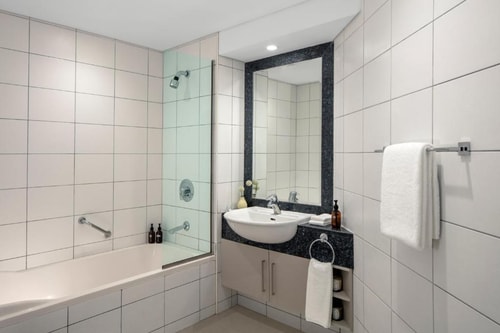 One Bed Room Suite Next to DIFC Metro Dubai 4 Luxury Bookings