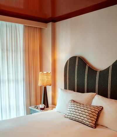 Queen Room Near Bush Theatre LON Luxury Bookings