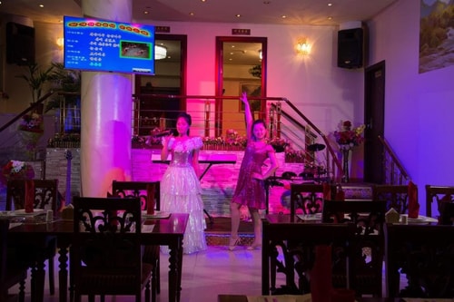 Deluxe Suite Near Baqer Mohebi Supermarket 12 Luxury Bookings