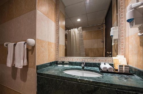 Deluxe King Room Walk from DIFC Metro Station 4 Luxury Bookings