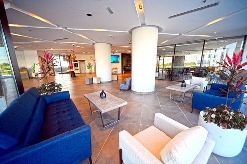 Deluxe King Studio Apartment Near Samana Avenue 10 Luxury Bookings