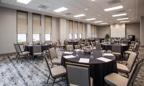 Deluxe Queen Room Near Dallas World Aquarium DAL 10 Luxury Bookings