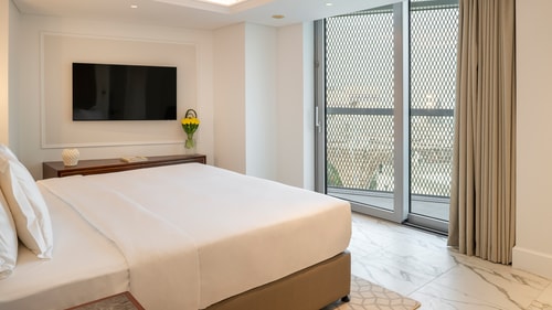 Deluxe Three Bedroom Apartment Near Expo City 2 Luxury Bookings