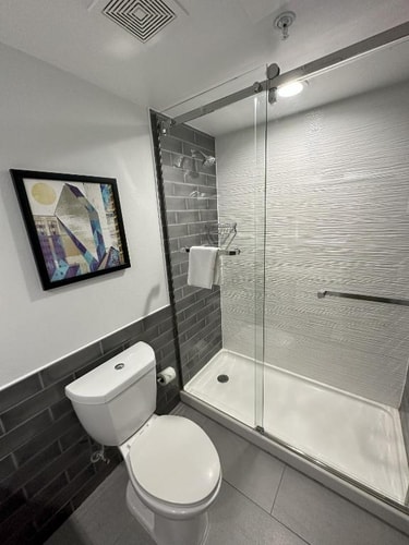 Standard King Room Near Ferris Plaza DAL 7 Luxury Bookings
