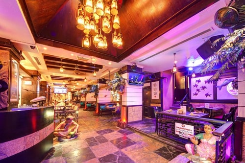 Superior Deluxe Room Near Sharaf Metro Station 6 Luxury Bookings