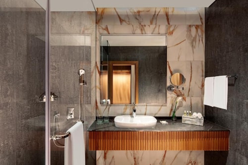 Deluxe Room Near Safeer Tower By Luxury Bookings 6 Luxury Bookings
