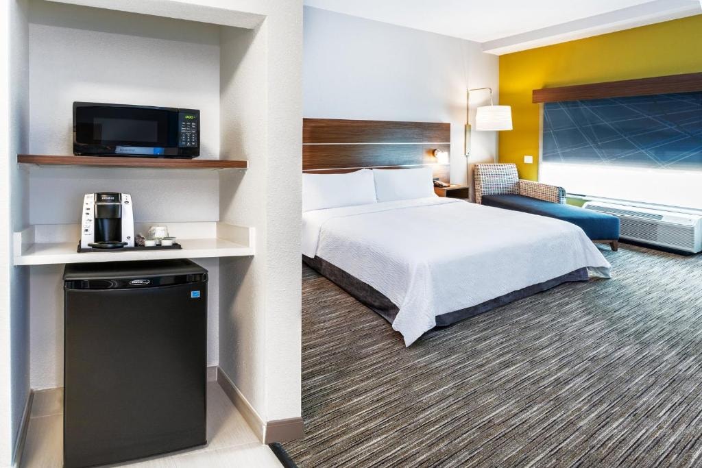 Standard King Room Near Simons Pharmacy HOU Luxury Bookings