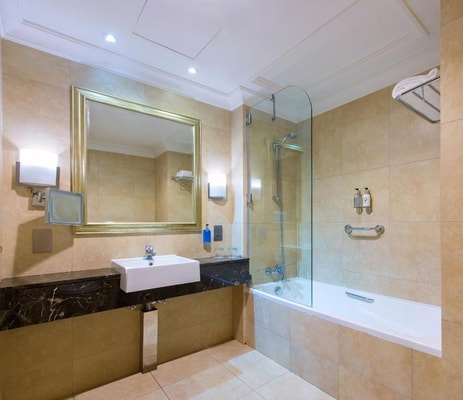 Deluxe One Bedroom Suite Near City Centre Metro 4 Luxury Bookings