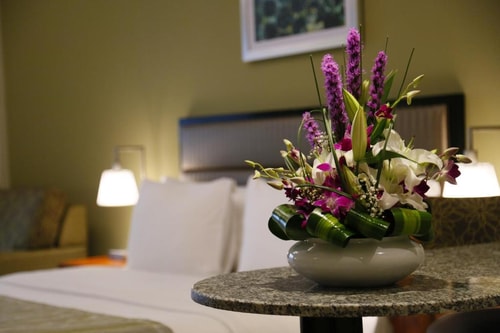 Furnished Studio Apartment Walk from Metro Station 7 Luxury Bookings