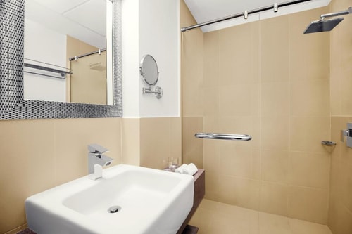 Three Bedroom Apartment Near Mashreq Metro Station 4 Luxury Bookings