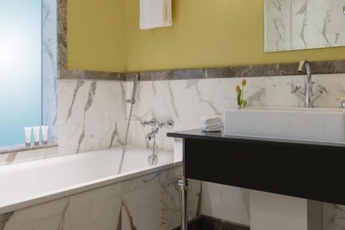 Luxury One Bedroom Suite Near Formal Park 2 Luxury Bookings