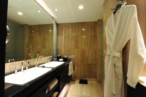 Superior King Room Near Sheraton Resort Abu Dhabi 2 Luxury Bookings