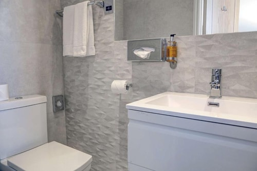 Standard Double Room Near Ecclestone Square LON 4 Luxury Bookings