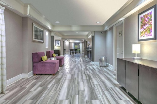 Deluxe Room Near The Charlotte American Bistro DAL 13 Luxury Bookings