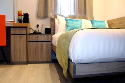 Double Room Near Italian Gardens London LON 2 Luxury Bookings