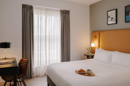 Queen Room Near Body Mind Soul Coach LON 1 Luxury Bookings