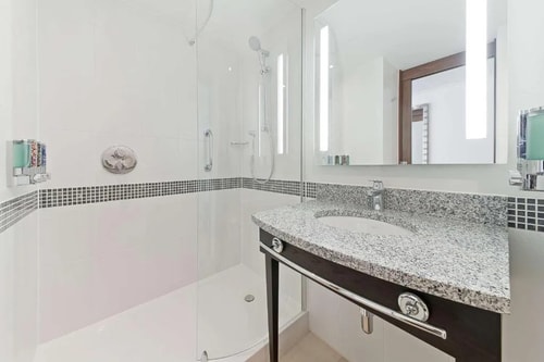 Queen Room Near Ufford Street Gardens LON 8 Luxury Bookings