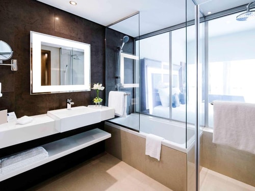 King Room Near Workshop Café By Luxury Bookings 5 Luxury Bookings