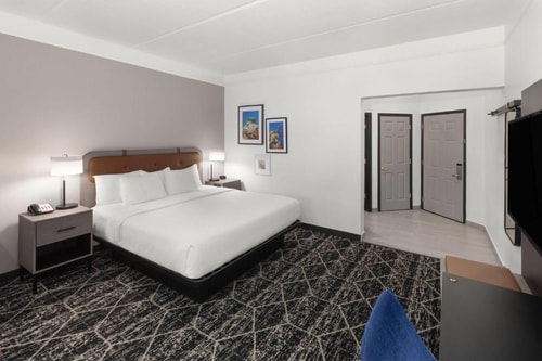 King Room Near BE Staffing Solutions HOU 14 Luxury Bookings