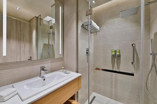3 Bedroom Apartment Near Daily Fresh Mini Mart 7 Luxury Bookings