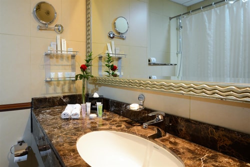 Deluxe Room Near Mashreq Metro Ac 4 Luxury Bookings