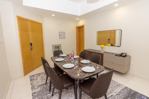 Two Bedroom Apartment Near National Supermarket 8 Luxury Bookings