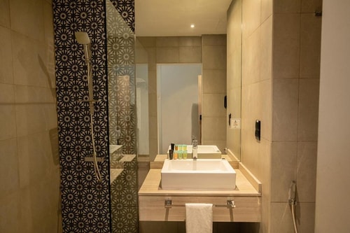 Standard Room Near Dubai Wharf Tower 3 Luxury Bookings