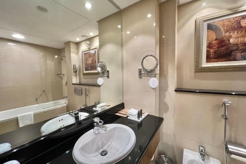 Deluxe Room Near AL Murooj Complex 4 Luxury Bookings