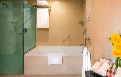 Deluxe Room Near AL Murooj Complex 3 Luxury Bookings