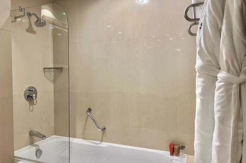 Three Bedroom Apartment Near Al Murooj Complex 4 Luxury Bookings