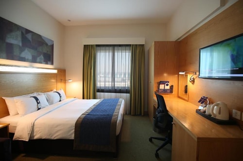 Standard Room Near Garhoud Park 4 Luxury Bookings