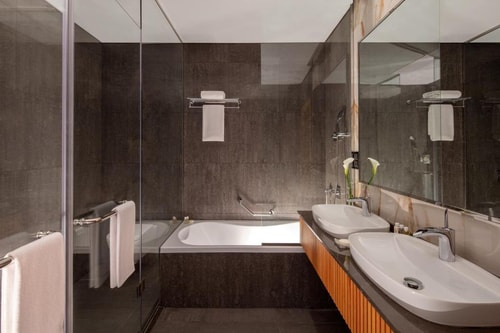 Deluxe Room Near Safeer Tower By Luxury Bookings 12 Luxury Bookings