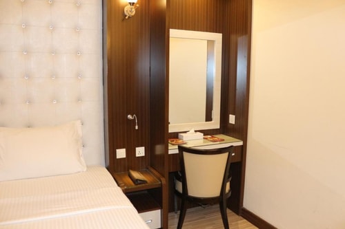 Deluxe suite Near Habib Bank Baniyas 8 Luxury Bookings