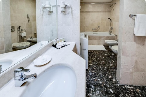 Junior Suite Room Near LULU Express 23 Luxury Bookings