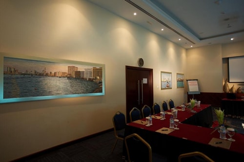 Three Bedroom Apartment near Mina Seyahi Beach 19 Luxury Bookings