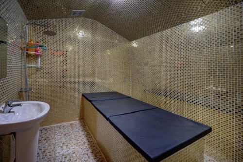 Deluxe Room Near Mashreq Metro Ac 11 Luxury Bookings