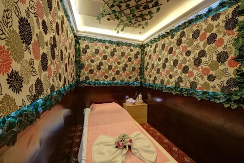 Deluxe Room Near Mashreq Metro Ac 12 Luxury Bookings