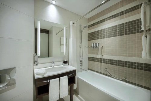 King Twin Room Near DXB Airport By Luxury Bookings 8 Luxury Bookings
