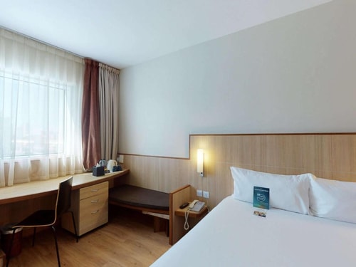 Standard Room Near Mashreq Metro Station Ag 7 Luxury Bookings