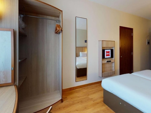 Standard Room Near Mashreq Metro Station Ag 8 Luxury Bookings